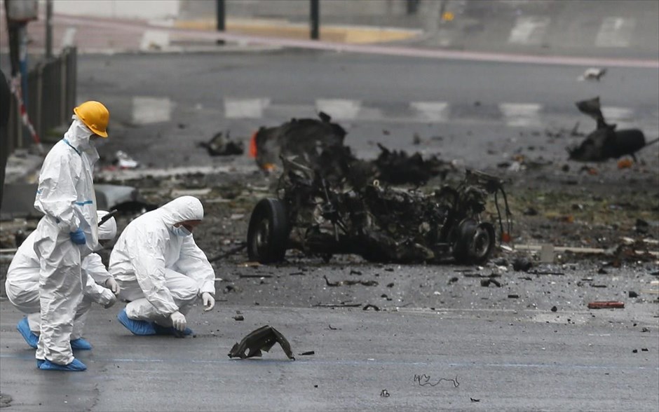 Έκρηξη παγιδευμένου αυτοκινήτου έξω από την Τράπεζα της Ελλάδας. 