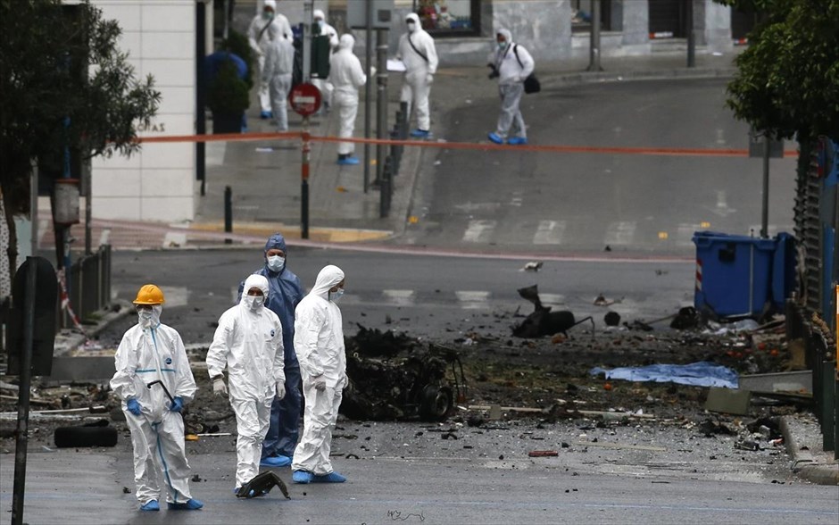 Έκρηξη παγιδευμένου αυτοκινήτου έξω από την Τράπεζα της Ελλάδας. 