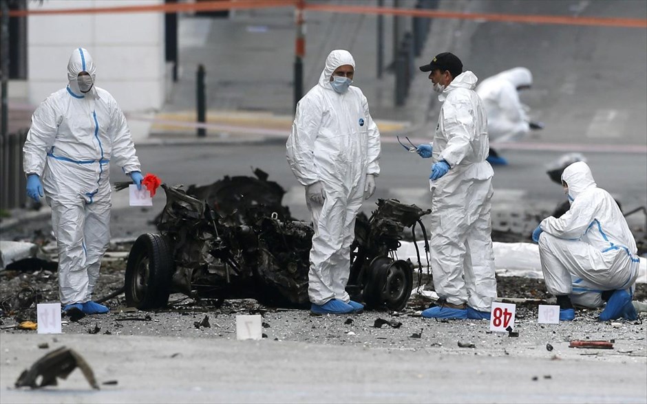Έκρηξη παγιδευμένου αυτοκινήτου έξω από την Τράπεζα της Ελλάδας. 