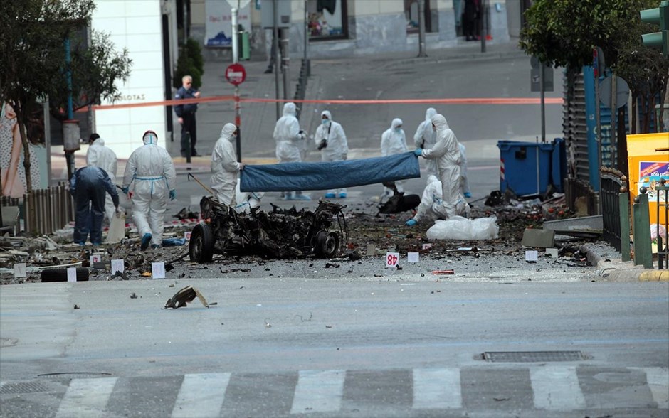 Έκρηξη παγιδευμένου αυτοκινήτου έξω από την Τράπεζα της Ελλάδας. 