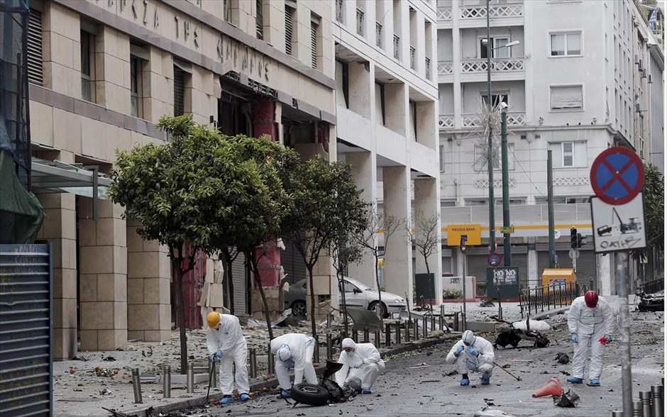 Έκρηξη παγιδευμένου αυτοκινήτου έξω από την Τράπεζα της Ελλάδας. 