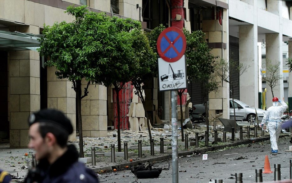 Έκρηξη παγιδευμένου αυτοκινήτου έξω από την Τράπεζα της Ελλάδας. 