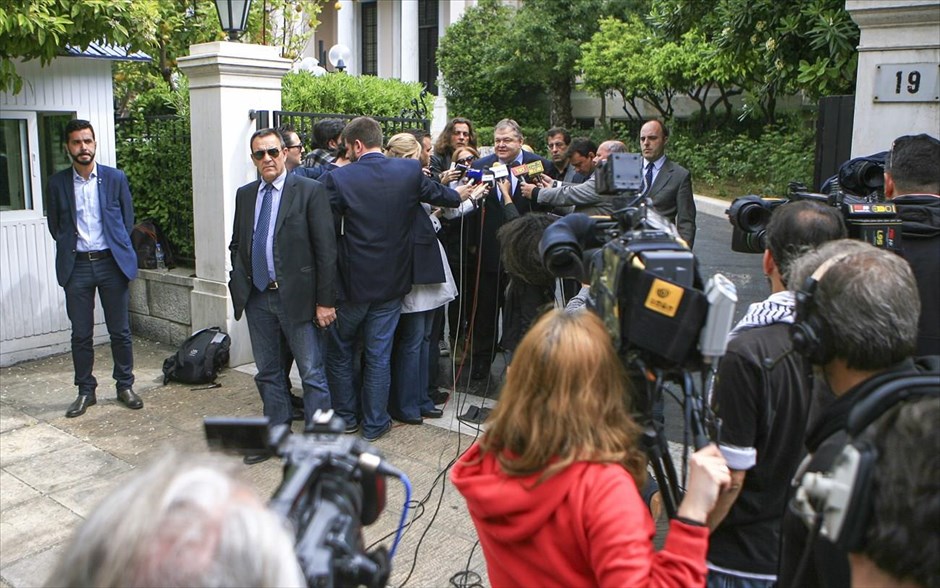 Ευ. Βενιζέλος: Οι αγορές έτρεξαν να στηρίξουν την Ελλάδα. Συνάντηση είχε ο πρωθυπουργός Αντώνης Σαμαράς με τον αντιπρόεδρο της κυβέρνησης Ευάγγελο Βενιζέλο στο Μέγαρο Μαξίμου. «Η επάνοδος στις αγορές είναι η επίσημη, πανηγυρική, χειροπιαστή επιβεβαίωση της αλλαγής σελίδας», δήλωσε ο αντιπρόεδρος της κυβέρνησης Ευάγγελος Βενιζέλος μετά από τη συνάντησή του με τον πρωθυπουργό. Όπως είπε, η χώρα γίνεται ξανά αυτεξούσια και όλη η τιμή για αυτό το αποτέλεσμα πιστώνεται στους Έλληνες και τις Ελληνίδες. «Οι αγορές έτρεξαν να στηρίξουν την Ελλάδα. Ψήφισαν Ελλάδα», σημείωσε.