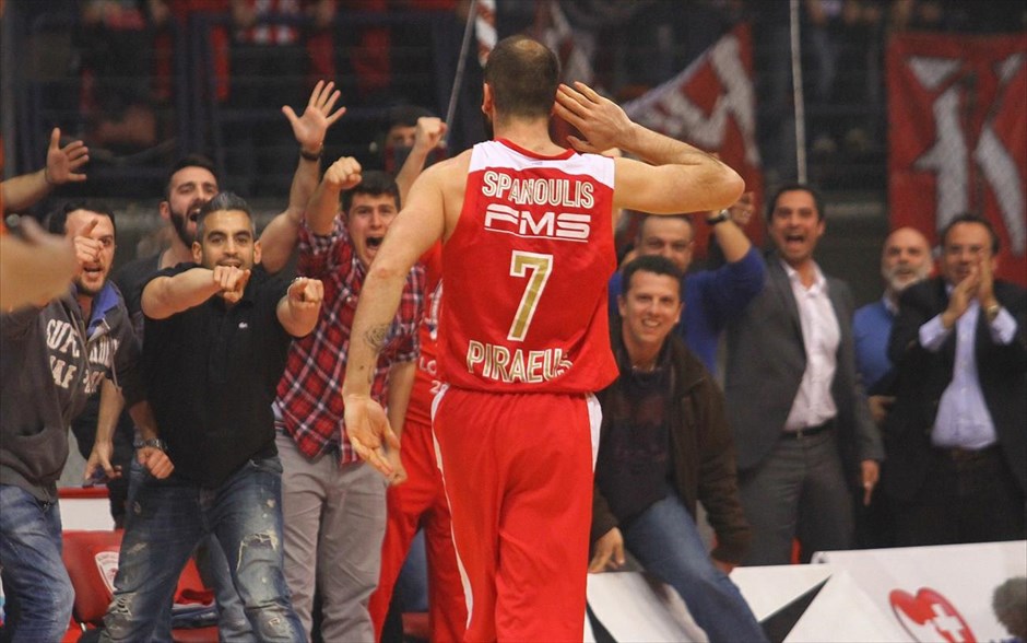 Ευρωλίγκα: Ολυμπιακός - Παναθηναϊκός 68-65. Με τρίποντο του Βασίλη Σπανούλη 0,5΄΄ πριν τη λήξη του αγώνα ο Ολυμπιακός νίκησε τον Παναθηναϊκό 68-65 στο ΣΕΦ και ολοκλήρωσε τις υποχρεώσεις του στο Top-16 της Ευρωλίγκας κατακτώντας την τρίτη θέση στον 5ο όμιλο, ενώ οι «πράσινοι» τερμάτισαν τέταρτοι.