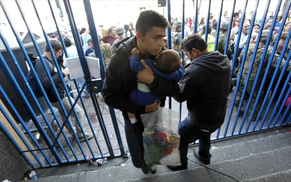Μεγάλη πυρκαγιά στο Βαλπαραΐσο της Χιλής. Ένας άνδρας μεταφέρει βρέφος σε ασφαλή τοποθεσία.