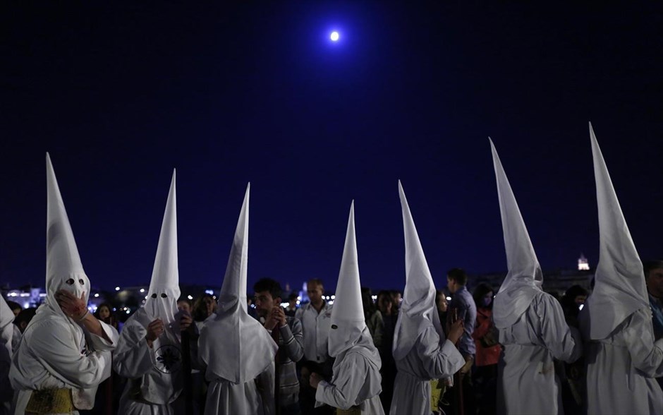 Μεγάλη Εβδομάδα στην Ανδαλουσία . Μέλη της αδελφότητας «Σαν Γκονσάλο» συμμετέχουν σε λιτανεία για τη Μεγάλη Εβδομάδα στη Σεβίλη της Ισπανίας.&nbsp;