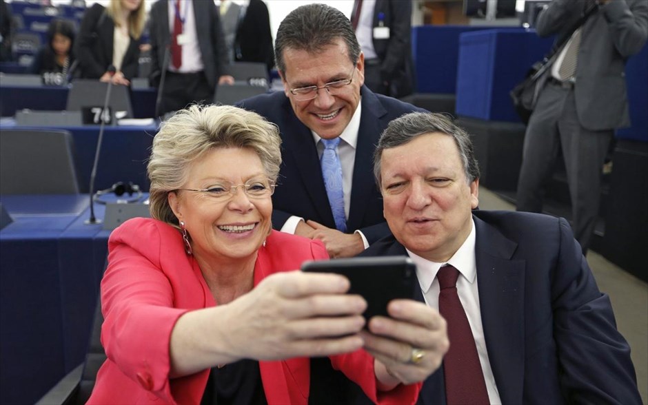 Το selfie των επιτρόπων . Ο πρόεδρος της Ευρωπαϊκής Επιτροπής Ζοζέ Μανουέλ Μπαρόζο (δεξιά) και ο Ευρωπαίος Επίτροπος Διοργανικών Σχέσεων και Διοίκησης Μάρος Σέφκοβιτς (κέντρο) χαμογελούν, καθώς η Επίτροπος Δικαιοσύνης Βίβιαν Ρέντινγκ βγάζει μία selfie φωτογραφία, πριν την έναρξη συνεδρίασης του Ευρωπαϊκού Κοινοβουλίου στο Στρασβούργο.