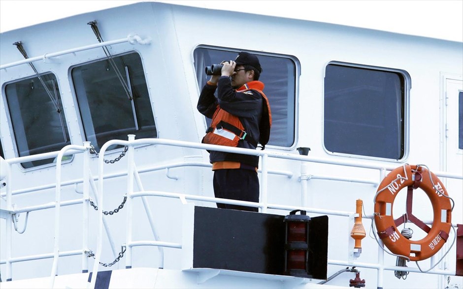 Ναυάγιο στη Νότια Κορέα. Σύμφωνα με τις τελευταίες αναφορές, οι αγνοούμενοι είναι περίπου 300. Υπενθυμίζεται ότι στο φέρυ μποτ επέβαιναν 475 άτομα, εκ των οποίων τα 325 ήταν μαθητές. Η ακτοφυλακή έχει ανακοινώσει ότι έχουν διασωθεί 179 άνθρωποι, ενώ οι νεκροί μέχρι στιγμής είναι έξι.