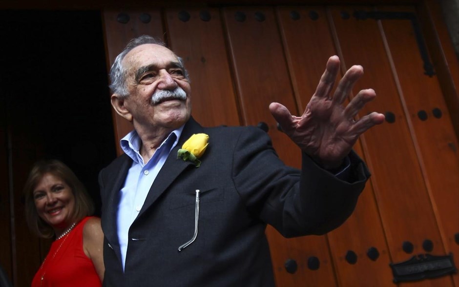 Eθνικό πένθος για τον Γκαμπριέλ Γκαρσία Μάρκες. Ο πρόεδρος της Κολομβίας Χουάν Μανουέλ Σάντος κήρυξε σήμερα τριήμερο εθνικό πένθος στη μνήμη του τιμημένου με Νόμπελ συγγραφέα Γκαμπριέλ Γκαρσία Μάρκες, ο οποίος απεβίωσε χθες Πέμπτη στο σπίτι του στο Μεξικό σε ηλικία 87 ετών. Ο Μάρκες, εδώ και δεκαετίες ζoύσε μόνιμα στο Μεξικό, ξεκίνησε την καριέρα του ως δημοσιογράφος. Θεωρείται ως ο συγγραφέας που μέσα από τα μυθιστορήματα και τις νουβέλες του, όπως τα Εκατό Χρόνια Μοναξιά, την Κακιά Ώρα και το Φθινόπωρο του Πατριάρχη καθόρισε το είδος του μαγικού ρεαλισμού. Εδώ και αρκετά χρόνια είχε αποσυρθεί από τη δημόσια ζωή καθώς έπασχε από καρκίνο στους λεμφαδένες. Στις 6 Μαρτίου έκλεισε τα 87 του χρόνια.