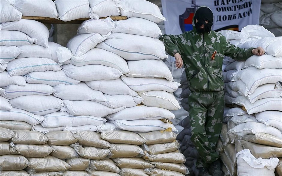 Ουκρανία: Δεν αποχωρούν οι φιλορώσοι αποσχιστές. Ένοπλος, στέκεται φρουρός μπροστά από οδοφράγματα, έξω από το δημαρχείο στο Σλαβιάνσκ. Ο αυτόκλητος ηγέτης των φιλορώσων αυτονομιστών στην ανατολική Ουκρανία Ντένις Πουσίλιν δήλωσε&nbsp; πως δεν θεωρεί ότι οι άνδρες του δεσμεύονται από μία συμφωνία ανάμεσα στη Ρωσία και την Ουκρανία. Ο κ. Πουσίλιν είπε πως οι άνδρες του θα σκεφθούν να εγκαταλείψουν δημόσια κτήρια που έχουν καταλάβει μόνο όταν η κυβέρνηση στο Κίεβο κάνει το ίδιο.