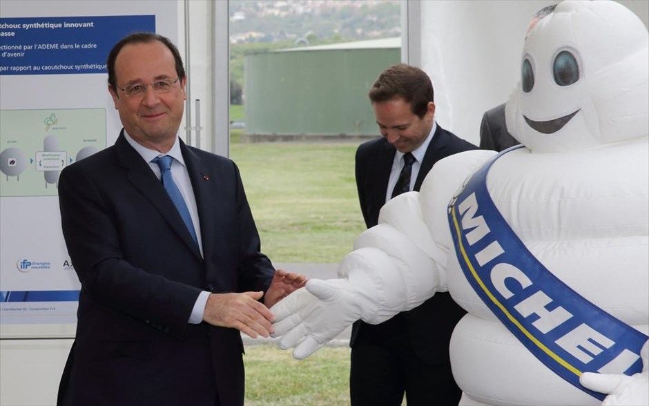 Επίσκεψη Φρανσουά Ολάντ στην εταιρεία Michelin. Ο γάλλος πρόεδρος Φρανσουά Ολάντ δίνει χειραψία με τη μασκότ της Michelin, Bibendum, κατά τη διάρκεια της επίσκεψής του στο εργοστάσιο της γαλλικής βιομηχανίας ελαστικών, κοντά στο Κλερμόντ Φεράντ. Την πρόθεσή του να μην διεκδικήσει δεύτερη θητεία στον προεδρικό θώκο αν η ανεργία δεν μειωθεί έως το 2017 εξέφρασε ο&nbsp;πρόεδρος της Γαλλίας λέγοντας πως «εάν η ανεργία δε μειωθεί από σήμερα έως το 2017, εγώ δεν έχω ούτε κανένα λόγο να είμαι υποψήφιος ούτε καμια πιθανότητα να επανεκλεγώ», κατά τη διάρκεια ενός γεύματος μαζί με περίπου 20 μισθωτούς, διευθυντικά στελέχη και συνδικαλιστές της εταιρείας Michelin.