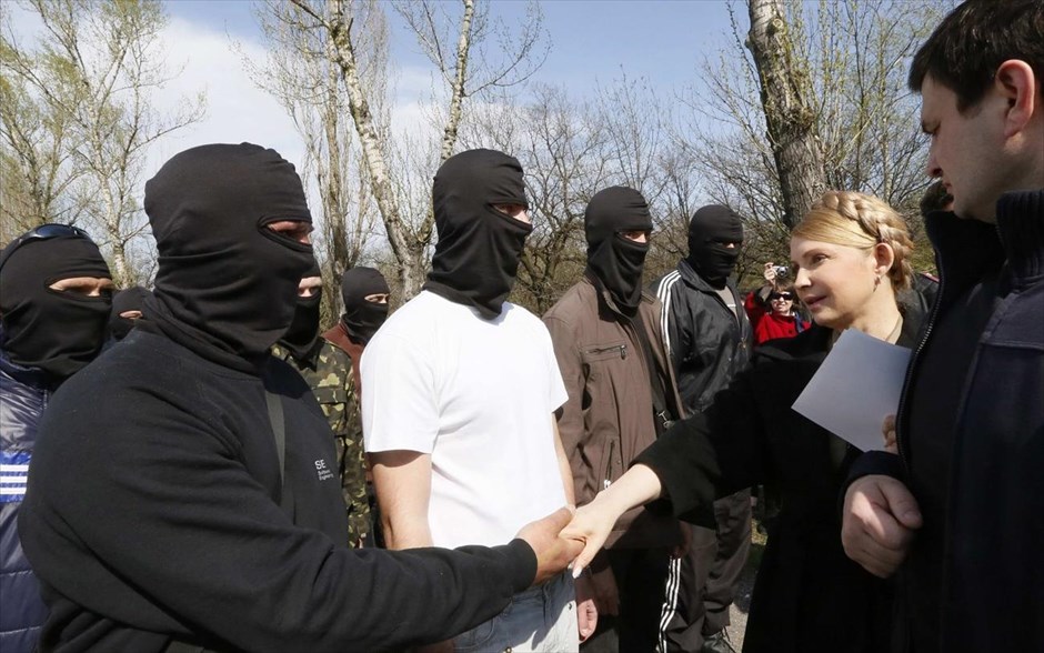Η Γιούλια Τιμοσένκο στο Ντονέτσκ. Η Γιούλια Τιμοσένκο, υποψήφια στις προεδρικές εκλογές της 25ης Μαΐου, συναντά εθελοντές άμυνας υπέρ της Ουκρανίας στο Ντόνετσκ.