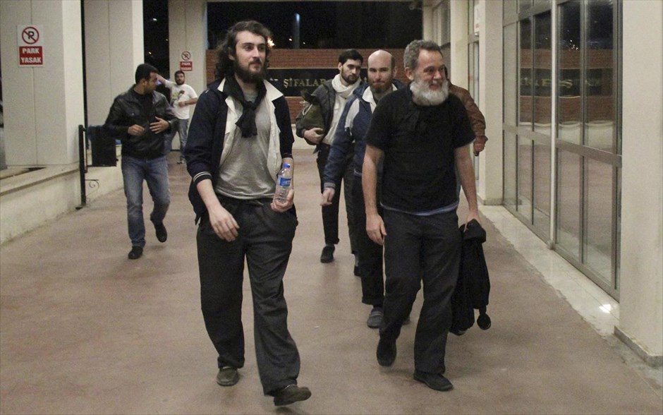 Απελευθερώθηκαν οι τέσσερις γάλλοι δημοσιογράφοι που είχαν απαχθεί στη Συρία. Οι γάλλοι δημοσιογράφοι Εντουάρ Ελιά (μπροστά αριστερά), Ντιντιέ Φρανσουά (δεξιά), Νικολά Ενίν (2ος πίσω δεξιά) και Πιερ Τορέ (3ος πίσω δεξιά), φθάνουν στο νοσοκομείο στην πόλη Σανλιούρφα, στη νοτιοανατολική Τουρκία. Οι τέσσερις δημοσιογράφοι, που είχαν απαχθεί τον Ιούνιο του 2013 στην Συρία, βρέθηκαν από τούρκους στρατιώτες στα σύνορα με τη Συρία το Σάββατο, σύμφωνα με τα τουρκικά μέσα ενημέρωσης. Σε δηλώσεις που έκανε στο Γαλλικό Πρακτορείο, ο κ. Ολάντ σημείωσε ότι «ενημερώθηκε (...)σήμερα το πρωί για την απελευθέρωση των τεσσάρων δημοσιογράφων, Εντουάρ Ελιά, Ντιντιέ Φρανσουά, Νικολά Ενίν και Πιερ Τορέ που κρατούνταν όμηροι στην Συρία από τον Ιούνιο του 2013». Οι τέσσερις άνδρες είναι «καλά στην υγεία τους παρά τις πολύ δύσκολες συνθήκες της αιχμαλωσίας τους», πρόσθεσε ο Γάλλος πρόεδρος, ο οποίος διευκρίνισε ότι αυτοί θα βρίσκονται στη Γαλλία «εντός των προσεχών ωρών».