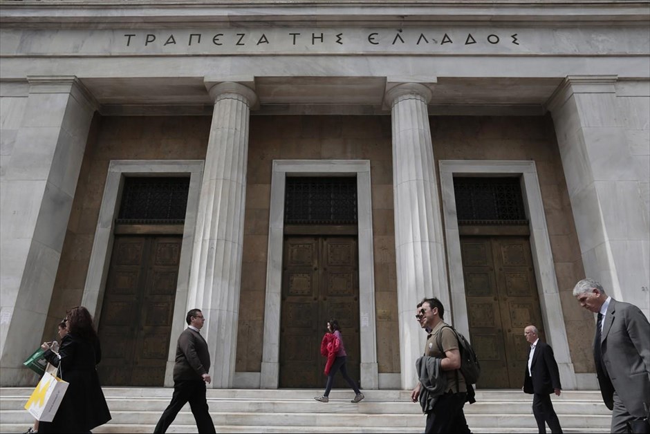 Επικυρώθηκε από τη Eurostat το πρωτογενές πλεόνασμα . Κόσμος περπατά μπροστά από την Τράπεζα της Ελλάδος στην Αθήνα. Πρωτογενές πλεόνασμα της γενικής κυβέρνησης στην Ελλάδα ύψους 1,5 δισ. ευρώ για το 2013 επιβεβαίωσε η Eurostat. Αν συνυπολογιστούν και τα κέρδη από ελληνικά ομόλογα τα οποία επέστρεψαν οι κεντρικές τράπεζες της Ευρωζώνης, το πρωτογενές πλεόνασμα ανέρχεται σε 3,4 δισ. ευρώ.