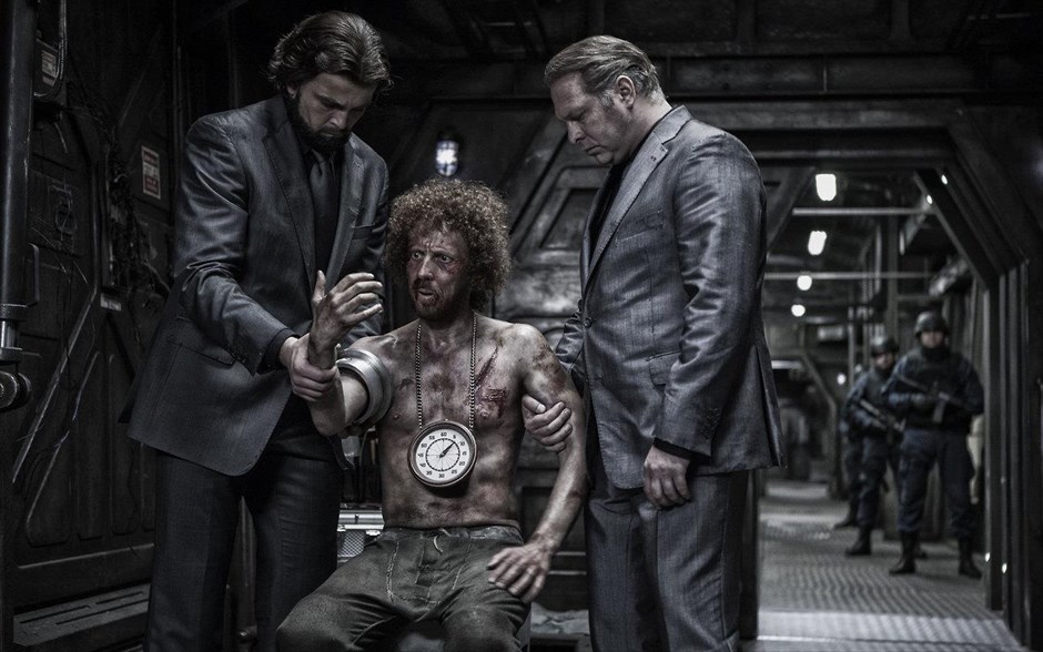 «Snowpiercer». «Snowpiercer»: στο έτος 2031, μετά από ένα αποτυχημένο πείραμα για να ανακοπεί το φαινόμενο της υπερθέρμανσης του πλανήτη, μια νέα εποχή παγετώνων έχει εξοντώσει σχεδόν κάθε ζωντανό οργανισμό πάνω στη Γη. Οι μόνοι επιζήσαντες είναι οι ταξιδιώτες ενός τρένου με κινητήρα αέναης κίνησης.
