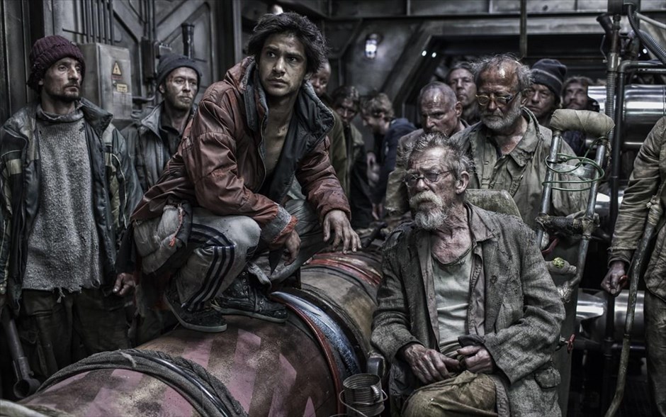 «Snowpiercer». «Snowpiercer»: στο έτος 2031, μετά από ένα αποτυχημένο πείραμα για να ανακοπεί το φαινόμενο της υπερθέρμανσης του πλανήτη, μια νέα εποχή παγετώνων έχει εξοντώσει σχεδόν κάθε ζωντανό οργανισμό πάνω στη Γη. Οι μόνοι επιζήσαντες είναι οι ταξιδιώτες ενός τρένου με κινητήρα αέναης κίνησης.