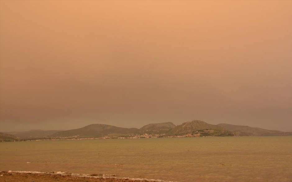 Σκόνη από την Αφρική σκεπάζει το Ναύπλιο. Τις τελευταίες δύο ημέρες λόγω των έντονων νοτιοανατολικών ανέμων έχει μεταφερθεί μεγάλη ποσότητα σκόνης από την Αφρική στην πόλη του Ναυπλίου. Η ποσότητα της σκόνης ήταν τέτοια που με δυσκολία μπορούσε κανείς να διακρίνει το Παλαμήδι και το Μπούρτζι αλλά και την απέναντι ακτή.
