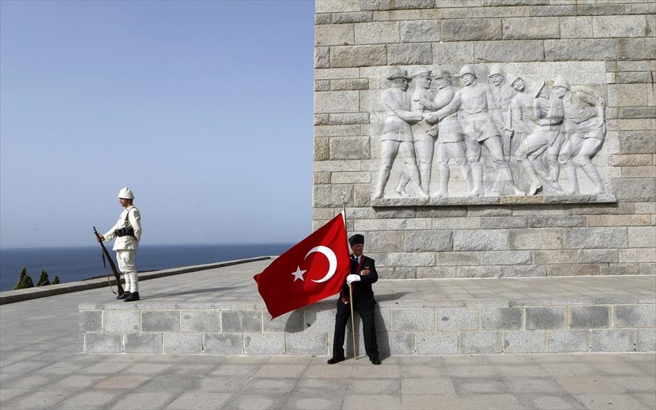 Τουρκία: 99ή επέτειος της εστρατείας της Καλλίπολης. Τούρκος βετεράνος πολέμου ξεκουράζεται περιμένοντας την έναρξη της τελετής μνήμης στην Καλλίπολη, η οποία σηματοδοτεί την 99η επέτειο της εκστρατείας της Καλλίπολης, κατά τη διάρκεια του Πρώτου Παγκοσμίου Πολέμου.