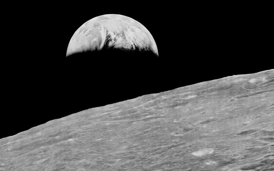 2 - Χάκερς διασώζουν φωτογραφίες της Σελήνης από το αρχείο της NASA. 
