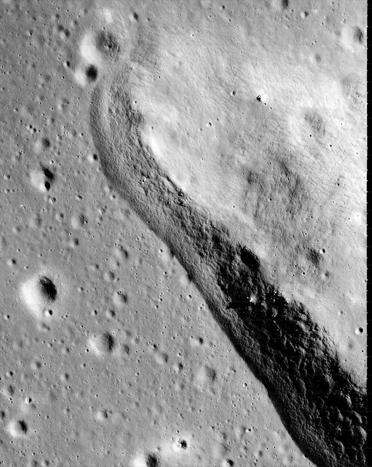 7- Χάκερς διασώζουν φωτογραφίες της Σελήνης από το αρχείο της NASA. 
