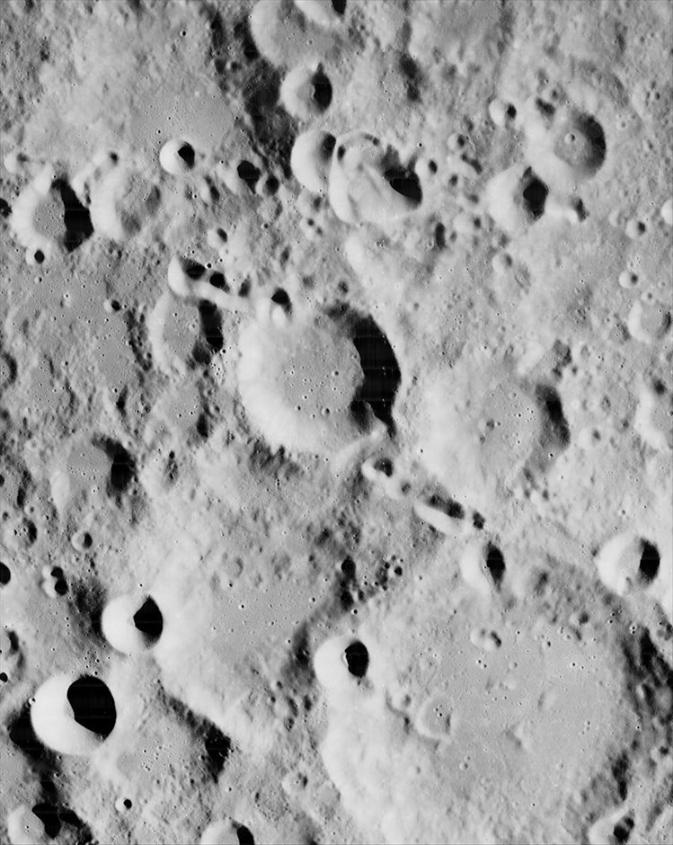 9 - Χάκερς διασώζουν φωτογραφίες της Σελήνης από το αρχείο της NASA. 