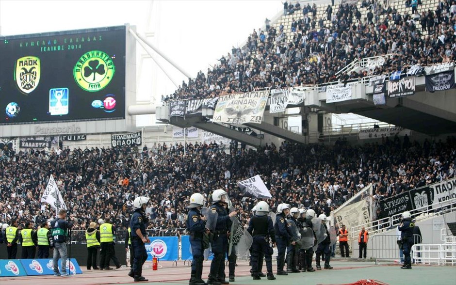 Τελικός Κυπέλλου - ΠΑΟΚ - Παναθηναϊκός - αστυνομία. Αστυνομικές δυνάμεις φρουρούν τον χώρο του γηπέδου πριν από την έναρξη του τελικού του Κυπέλλου Ελλάδος 2013-2014 ανάμεσα στον ΠΑΟΚ και τον Παναθηναϊκό στο Ολυμπιακό Στάδιο της Αθήνας.