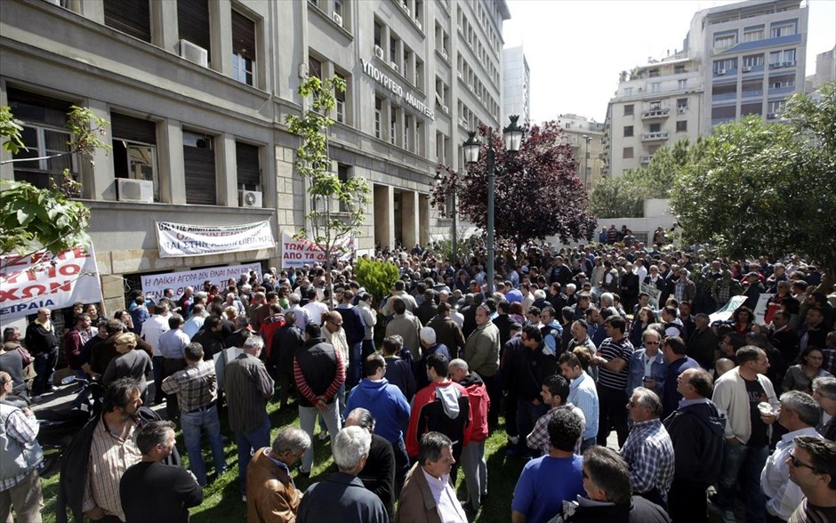 Συγκέντρωση και πορεία διαμαρτυρίας από παραγωγούς και πωλητές λαϊκών αγορών. 