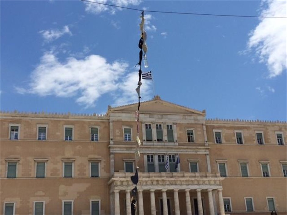 Συγκέντρωση και πορεία διαμαρτυρίας από παραγωγούς και πωλητές λαϊκών αγορών - εσώρουχα συμβολικά έξω απο τη βουλή  . 