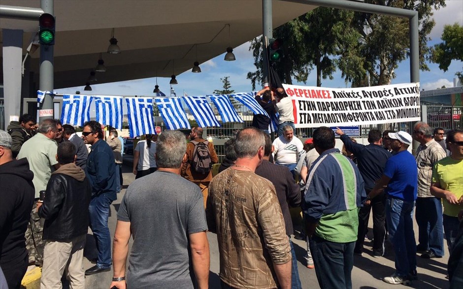 Στη λαχαναγορά του Ρέντη οι παραγωγοί και πωλητές λαϊκών αγορών. 