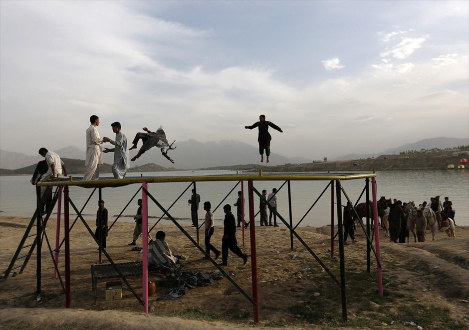 Παιχνίδια σε τραμπολίνο. Αφγανοί παίζουν σε ένα τραμπολίνο που βρίσκεται δίπλα στη λίμνη Qargha, στα προάστια της Καμπούλ.