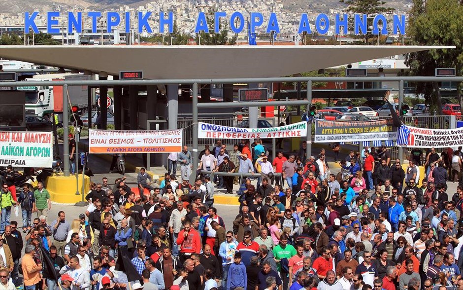 Στη λαχαναγορά του Ρέντη οι παραγωγοί και πωλητές λαϊκών αγορών. 