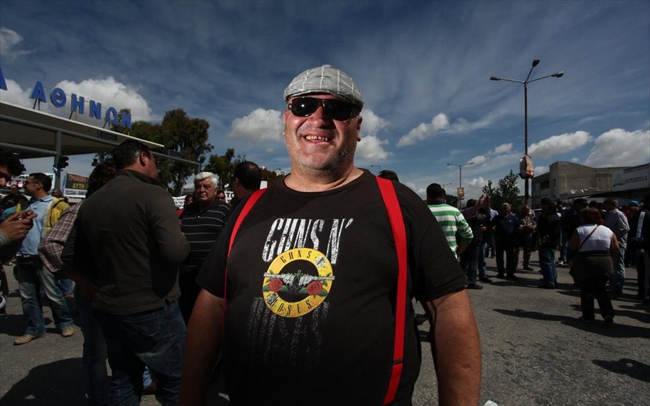 Στη λαχαναγορά του Ρέντη οι παραγωγοί και πωλητές λαϊκών αγορών. 