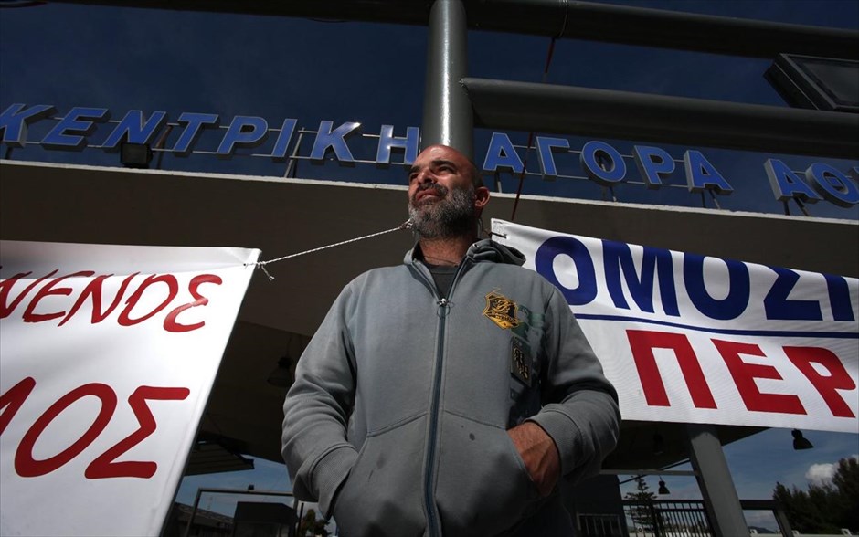 Στη λαχαναγορά του Ρέντη οι παραγωγοί και πωλητές λαϊκών αγορών. 