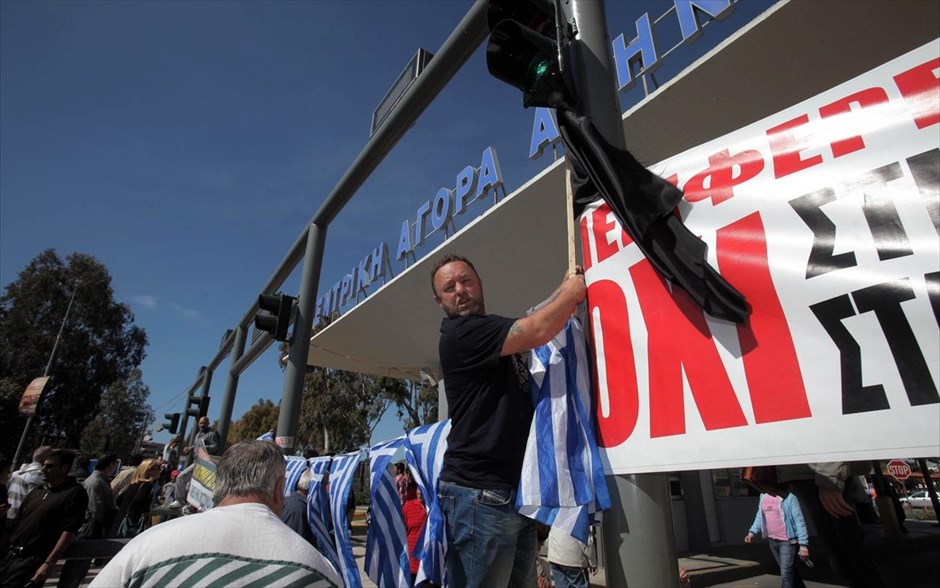 Στη λαχαναγορά του Ρέντη οι παραγωγοί και πωλητές λαϊκών αγορών. 