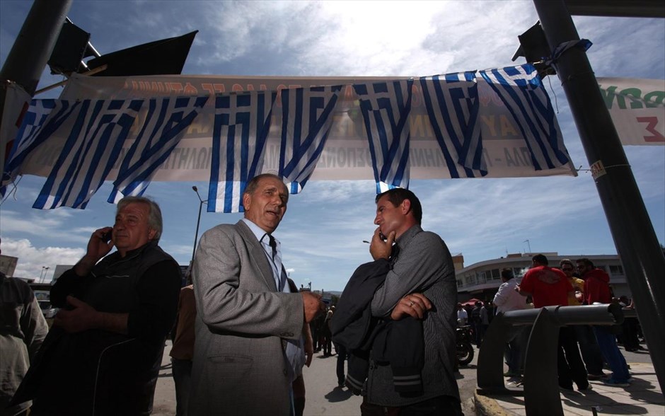 Στη λαχαναγορά του Ρέντη οι παραγωγοί και πωλητές λαϊκών αγορών. 