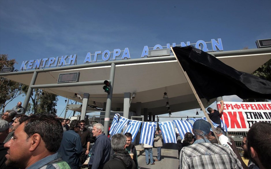 Στη λαχαναγορά του Ρέντη οι παραγωγοί και πωλητές λαϊκών αγορών. 