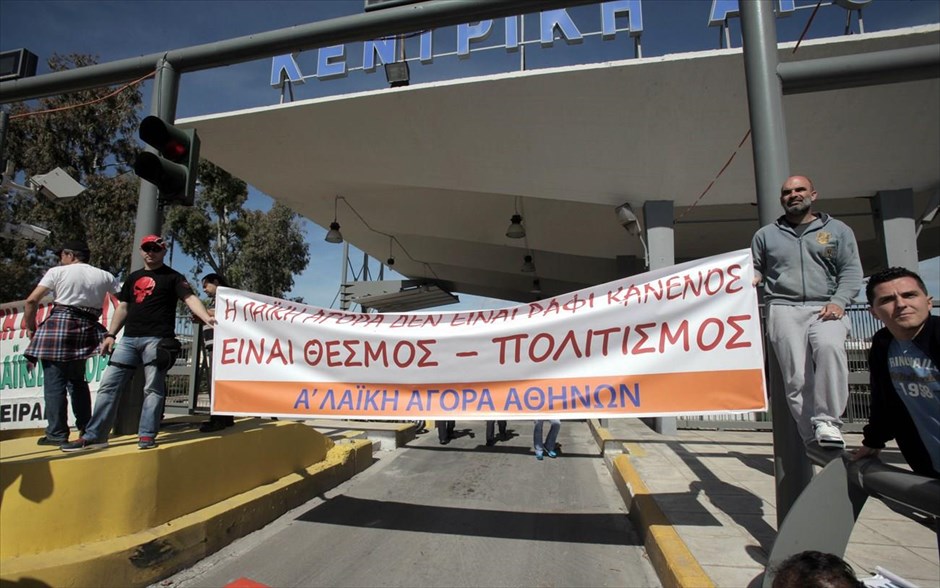 Στη λαχαναγορά του Ρέντη οι παραγωγοί και πωλητές λαϊκών αγορών. 