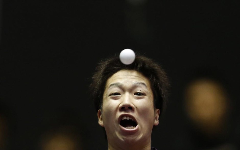 Παγκόσμιο πρωτάθλημα πινγκ πονγκ στην Ιαπωνία. Ο Jun Mizutani της ομάδας της Ιαπωνίας, κατά τη διάρκεια αγώνα, στο πλαίσιο του παγκοσμίου πρωταθλήματος επιτραπέζιας αντισφαίρισης ομαδικού, στο Τόκιο.