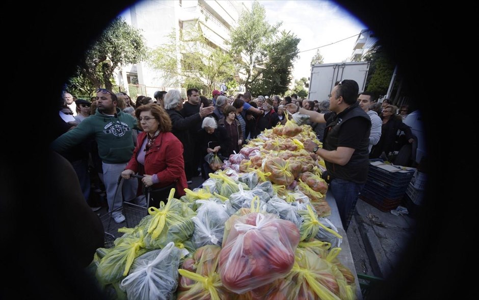 Αθήνα - Νέα Σμύρνη - Διανομή τροφίμων από παραγωγούς λαϊκών αγορών. Διανομή δωρεάν τροφίμων στην λαϊκή αγορά της άνω Νέας Σμύρνης.