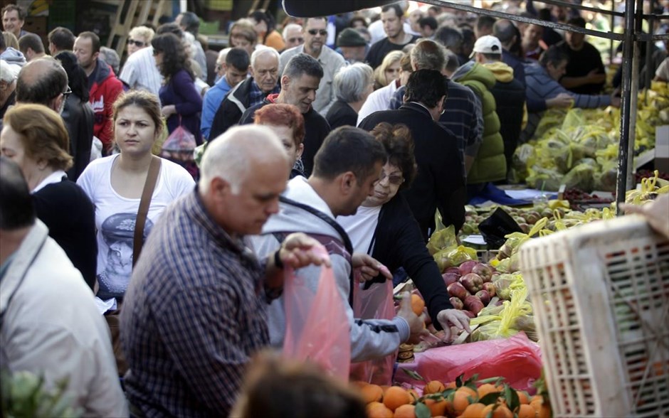 Αθήνα - Νέα Σμύρνη - Διανομή τροφίμων από παραγωγούς λαϊκών αγορών. Διανομή δωρεάν τροφίμων στην λαϊκή αγορά της άνω Νέας Σμύρνης.