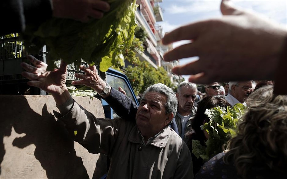 Αθήνα - Κολωνός - Διανομή τροφίμων από παραγωγούς λαϊκών αγορών. Παραγωγοί μοιράζουν δωρεάν αγροτικά προϊόντα, στο πλαίσιο των κινητοποιήσεών τους, στη λαϊκή αγορά του Κολωνού, στην Αθήνα.