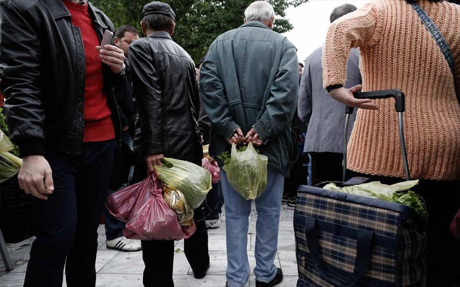 Θεσσαλονίκη - Διανομή τροφίμων από παραγωγούς λαϊκών αγορών. Πλήθος κόσμου συγκεντρώθηκε στην Καμάρα της Θεσσαλονίκης, όπου 150 παραγωγοί της Μακεδονίας της Θράκης και της Θεσσαλίας μοίρασαν φρούτα και λαχανικά.