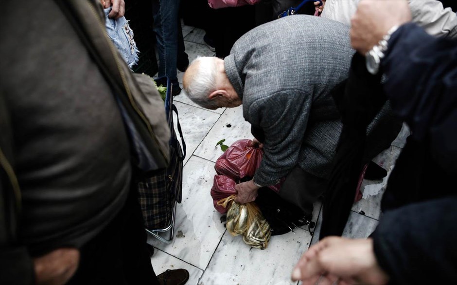 Θεσσαλονίκη - Διανομή τροφίμων από παραγωγούς λαϊκών αγορών. 150 παραγωγοί λαϊκών αγορών της Μακεδονίας, της Θράκης και της Θεσσαλίας μοίρασαν φρούτα και λαχανικά στην Καμάρα στη Θεσσαλονίκη.