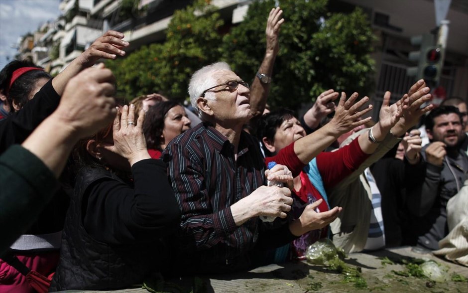 Διανομή τροφίμων από παραγωγούς λαϊκών αγορών. Παραγωγοί μοιράζουν δωρεάν αγροτικά προϊόντα, στο πλαίσιο των κινητοποιήσεών τους