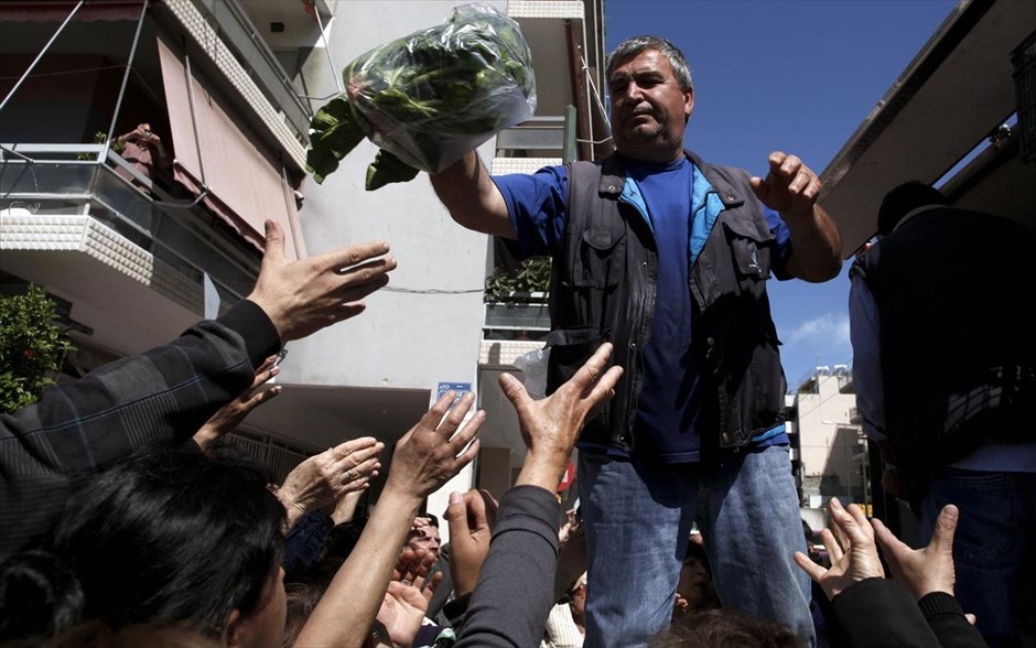 Διανομή τροφίμων από παραγωγούς λαϊκών αγορών. Παραγωγοί μοιράζουν δωρεάν αγροτικά προϊόντα, στο πλαίσιο των κινητοποιήσεών τους