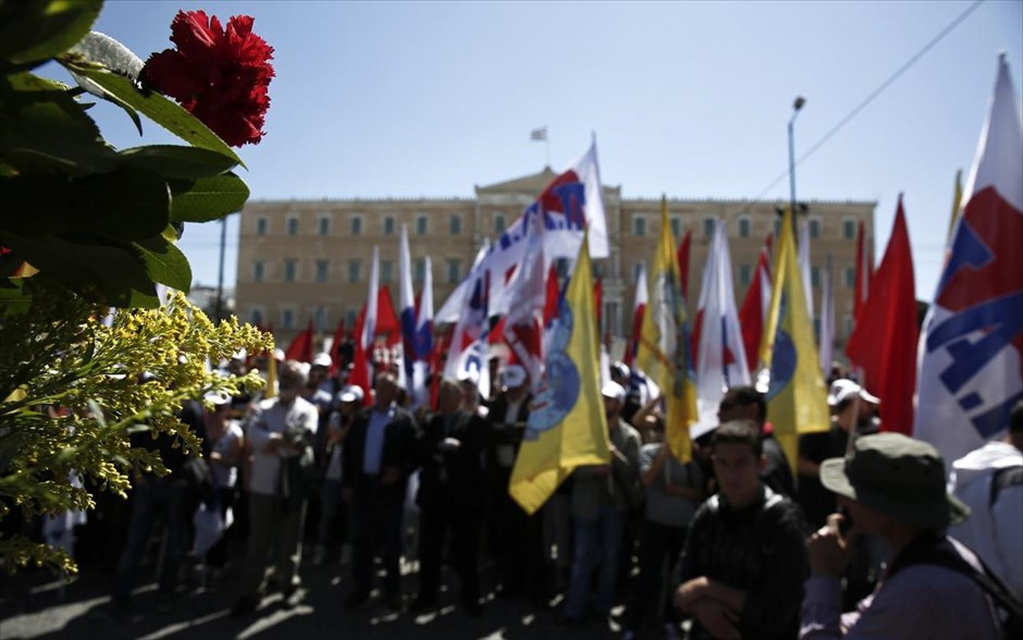 Μαζικά συλλαλητήρια στο κέντρο της Αθήνας. Με κεντρικό σύνθημα «Ποτέ ξανά άνεργη Πρωτομαγιά» και με τη συμμετοχή εκατοντάδων εργαζομένων, πραγματοποιήθηκε σήμερα μαζικό συλλαλητήριο των ΓΣΕΕ και ΑΔΕΔΥ, στο πλαίσιο των εκδηλώσεων για τον εορτασμό της εργατικής Πρωτομαγιάς. Συγκέντρωση στο Σύνταγμα πραγματοποίησε νωρίτερα και το ΠΑΜΕ.