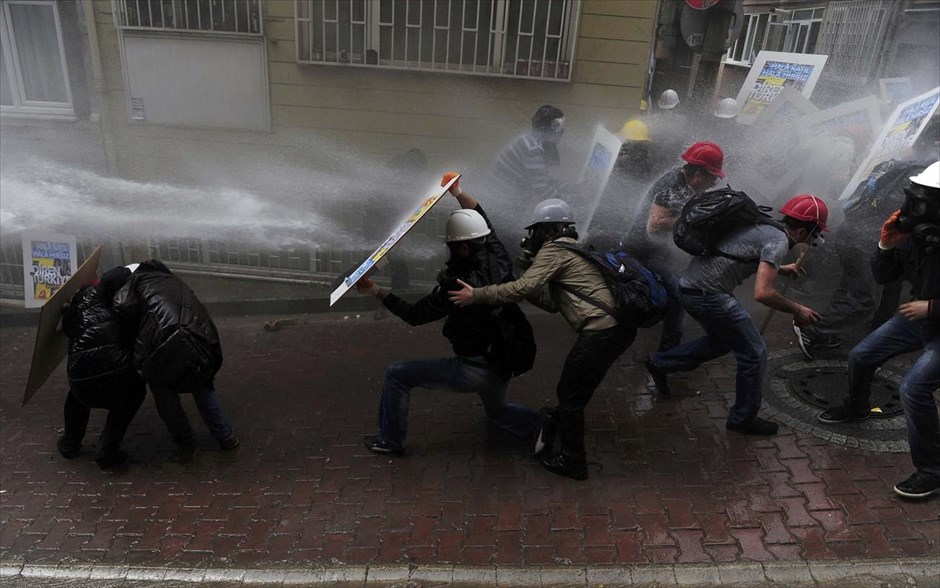 Συλλαλητήρια για την εργατική Πρωτομαγιά ανά τον κόσμο . Κωνσταντινούπολη, Τουρκία. Επεισόδια σημειώθηκαν στην Κωνσταντινούπολη, όταν η τουρκική αστυνομία χρησιμοποίησε δακρυγόνα και αντλίες νερού εναντίον εκατοντάδων διαδηλωτών, οι οποίοι προσπάθησαν να αψηφήσουν την απαγόρευση των συγκεντρώσεων για την Πρωτομαγιά στην Πλατεία Ταξίμ.