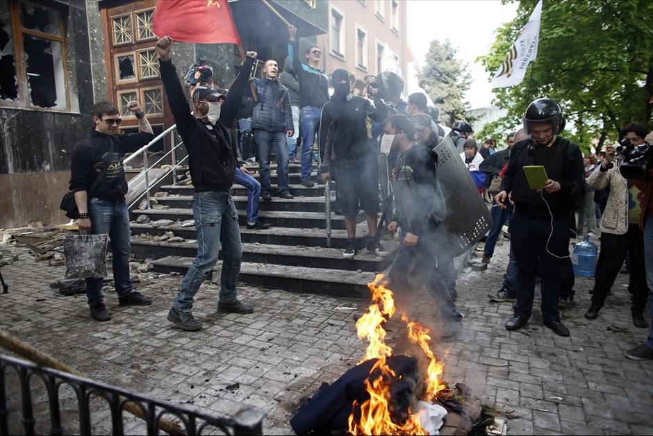Υπό τον έλεγχο φιλορώσων η εισαγγελία του Ντόνετσκ . Φιλορώσοι αποσχιστές εισέβαλαν και έθεσαν υπό τον έλεγχό τους του γραφείο του Εισαγγελέα στην πόλη Ντόνετσκ στην ανατολική Ουκρανία. Τα βίαια επεισόδια ξέσπασαν όταν διαδηλωτές συγκεντρώθηκαν έξω από την Εισαγγελία κατηγορώντας τους εισαγγελείς ότι συνεργάζονται με το φιλοδυτικό Κίεβο το οποίο το Ντόνετσκ έχει απειλήσει με απόσχιση έπειτα από δημοψήφισμα που έχει διακηρύξει για τις 11 Μαΐου.