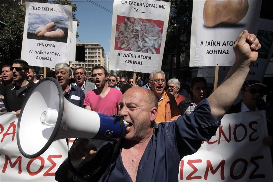 Συνεχίζουν τις κινητοποιήσεις οι παραγωγοί - πωλητές λαϊκών αγορών. Συγκέντρωση στην πλατεία Κάνιγγος με πορεία προς τη Βουλή από τους παραγωγούς των Λαϊκών Αγορών, ενάντια στο επίμαχο νομοσχέδιο του υπουργείου Ανάπτυξης. Οι παραγωγοί κατήγγειλαν ότι διατάξεις και άρθρα του νομοσχεδίου εξυπηρετούν τα μεγάλα συμφέροντα και ζήτησαν συνάντηση με τον πρωθυπουργό Αντώνη Σαμαρά και τον αντιπρόεδρο της κυβέρνησης Ευάγγελο Βενιζέλο.