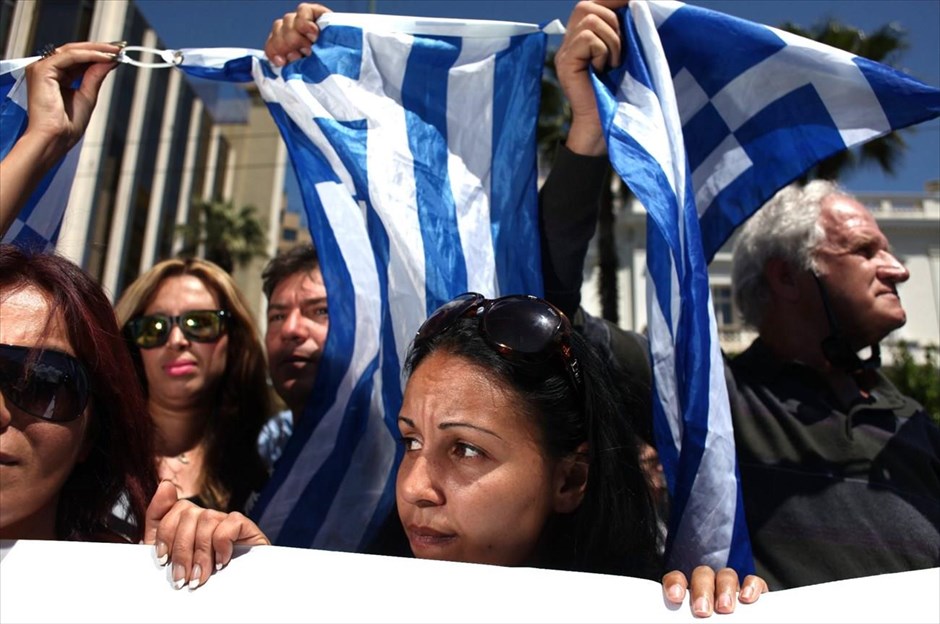 Πορεία στη Βουλή ενάντια στο νομοσχέδιο για τις λαϊκές αγορές. Στιγμιότυπο από την πορεία προς τη Βουλή από τους παραγωγούς των λαϊκών αγορών, ενάντια στο επίμαχο νομοσχέδιο του υπουργείου Ανάπτυξης. Συνεχίζουν τις κινητοποιήσεις τους οι παραγωγοί, καταγγέλωντας ότι διατάξεις και άρθρα του νομοσχεδίου εξυπηρετούν τα μεγάλα συμφέροντα και ζήτησαν συνάντηση με τον πρωθυπουργό Αντώνη Σαμαρά και τον αντιπρόεδρο της κυβέρνησης Ευάγγελο Βενιζέλο.